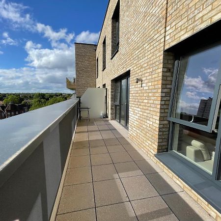 Modern Penthouse Flat With Free Indoor Parking Londres Exterior foto