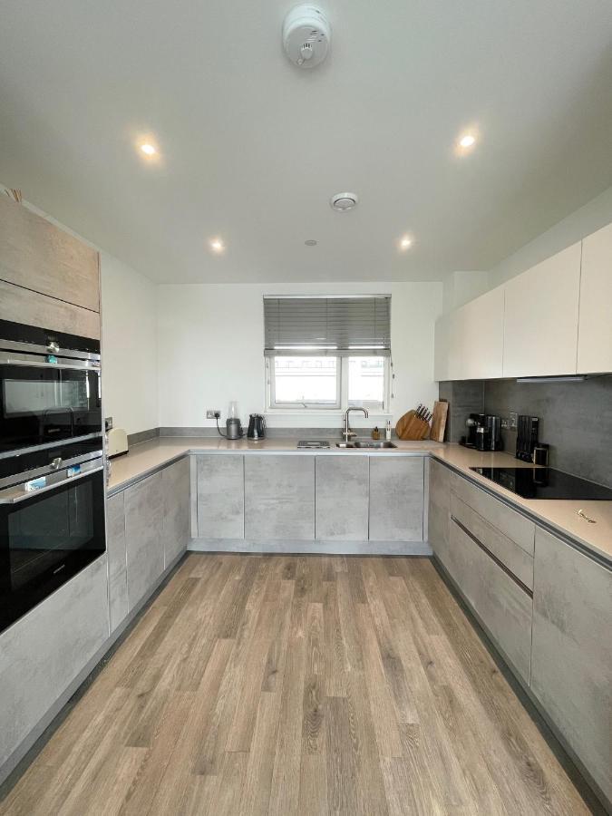 Modern Penthouse Flat With Free Indoor Parking Londres Exterior foto